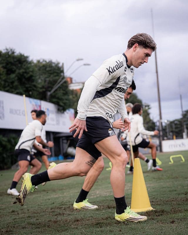Rollheiser durante treino no CT Rei Pelé nesta sexta-feira (30). (Foto: Raul Baretta/ Santos FC)