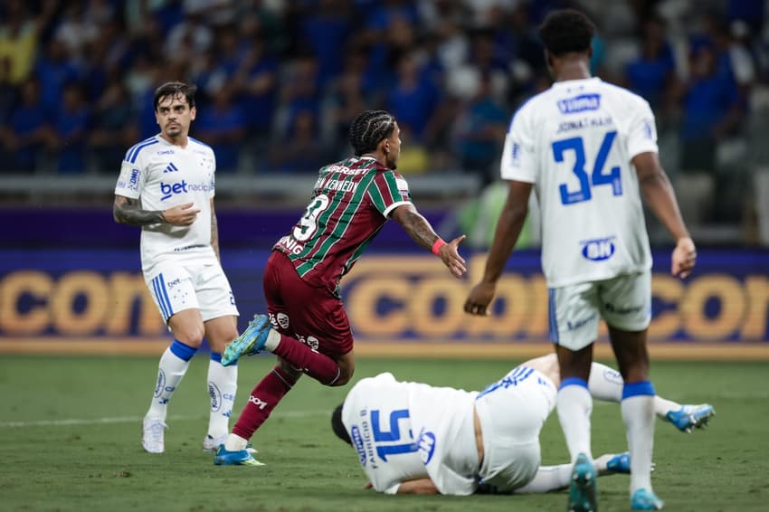 John Kennedy comemora gol em Cruzeiro x Fluminense (FOTO: MARCELO GONÇALVES / FLUMINENSE F.C)