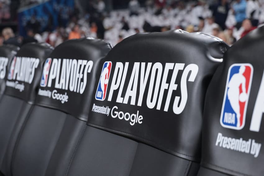 Capas de assento dos playoffs da NBA antes de Raptors e Cavaliers, no Rocket Mortgage FieldHouse. (Foto: Jeff Haynes/Nbae/Getty Images/AFP)