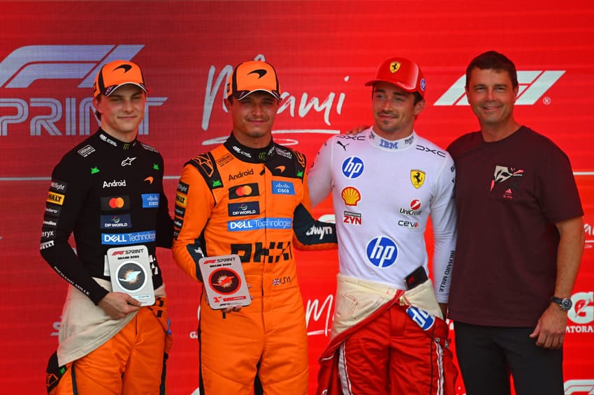 Astronauta da missão Artemis II, Reid Wiseman posa para foto com Norris, Piastri e Leclerc (Foto: RUDY CAREZZEVOLI / GETTY IMAGES)