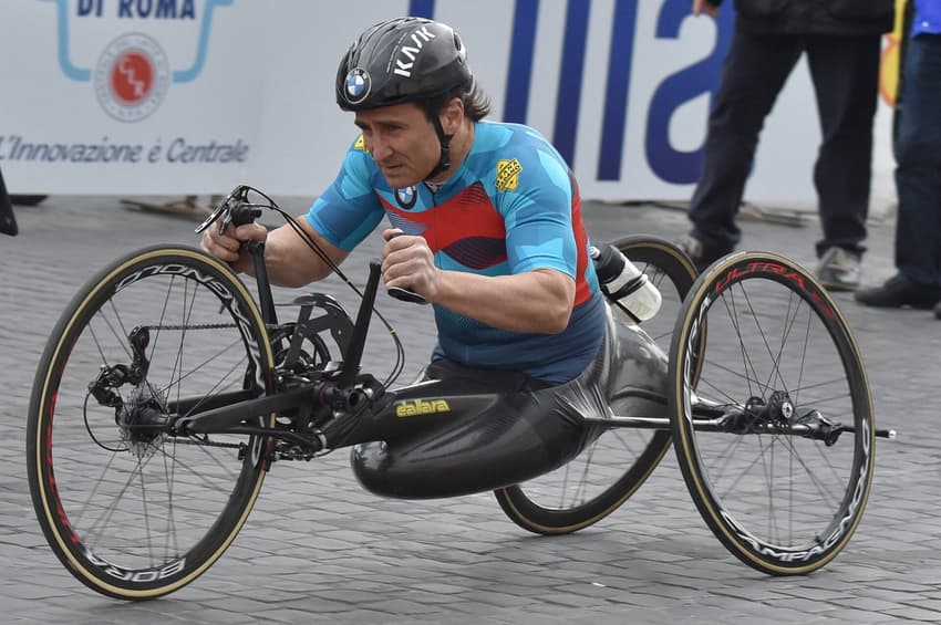 Alex Zanardi participa da 23ª Maratona de Roma, em 2017. O ícone do esporte faleceu aos 59 anos. (Foto: Andreas solaro/afp)
