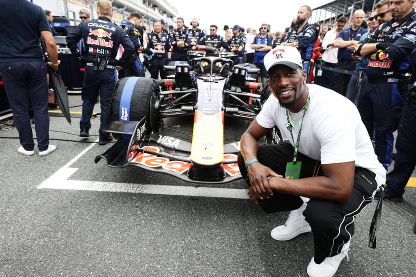 Bam Adebayo ao lado do carro da Red Bull (Foto: MARK THOMPSON / GETTY IMAGES)