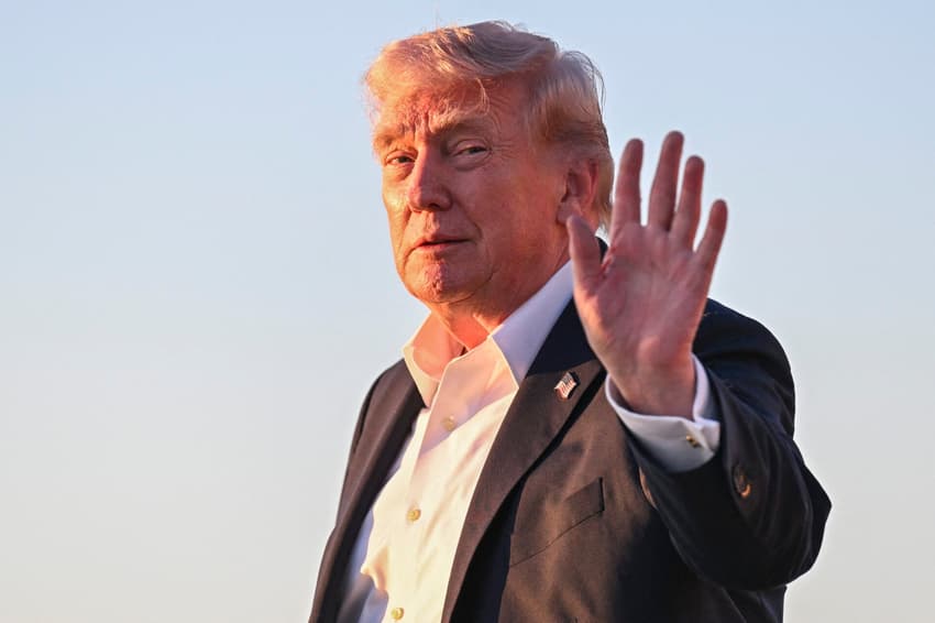 Donald Trump desembarca do Air Force One em Maryland após passar o fim de semana na Flórida. (Foto: Roberto Schmidt/Getty Images/AFP)