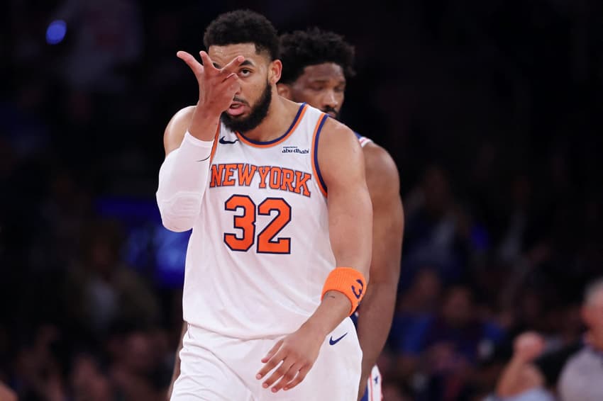 Karl-Anthony Towns, do New York Knicks, reage após converter uma cesta de três pontos contra o Philadelphia 76ers no jogo um da segunda rodada dos playoffs da Conferência Leste (Foto: Al bello/Getty images/Afp)