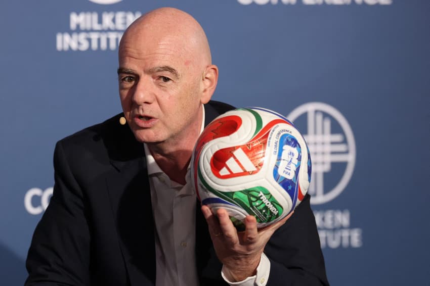Gianni Infantino, presidente da FIFA, discursa na Conferência Global do Milken Institute em Beverly Hills, Califórnia. (Foto: Patrick T. Fallon/AFP)