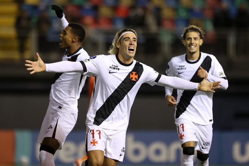 Spinelli comemora gol de empate do Vasco contra o Audax Italiano (Foto: Raul BRAVO / AFP)