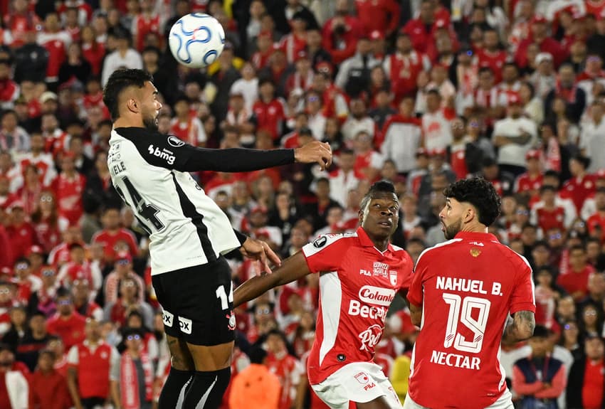 Corinthians e Santa Fe pela fase de grupos da Copa Libertadores (Foto: Luis ACOSTA / AFP)