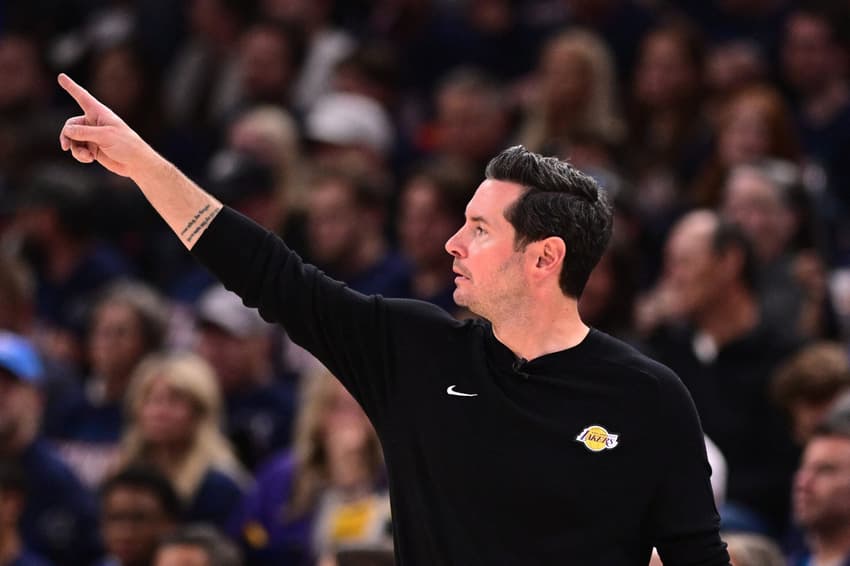 JJ Redick, do Los Angeles Lakers, observa partida contra o Oklahoma City Thunder no jogo dois da segunda rodada dos playoffs da Conferência Oeste (Foto: Joshua gateley/Getty images/Afp)