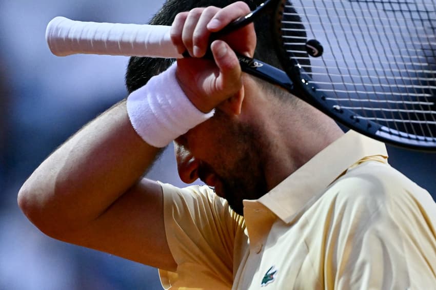 Novak Djokovic, da Sérvia, reage durante sua partida de simples masculina contra Dino Prizmic, da Croácia, no torneio de tênis de Roma (Foto: Filippo monteforte/Afp)