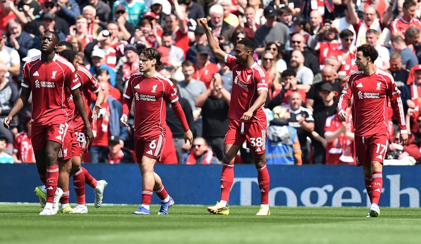 O meio-campista holandês do Liverpool,Ryan Gravenberch, comemora o gol marcado durante a partida da Premier League entre Liverpool e Chelsea (Foto: Peter Powell / AFP)