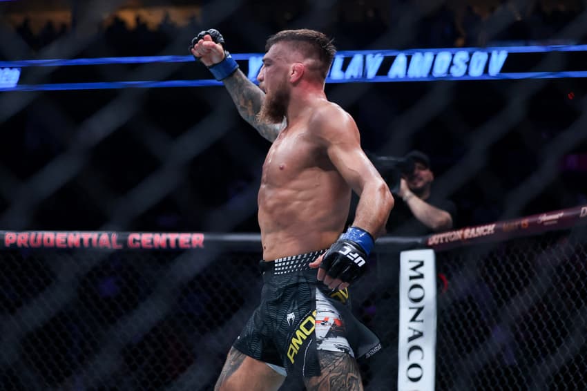 Yaroslav Amosov, da Ucrânia, comemora após vencer Joel Álvarez, da Espanha, por finalização em luta pelo peso-meio-médio no UFC 328, em Newark (Foto: Ishika samant/Getty images/Afp)