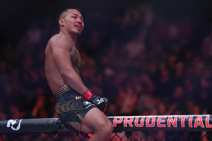 Joshua Van, de Mianmar, comemora vitória por nocaute em luta pelo título peso-mosca contra Tatsuro Taira, do Japão, no UFC 328 (Foto: Ishika samant/Getty images/Afp)