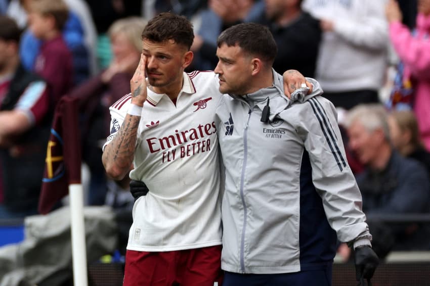 Ben White chora ao deixar o campo lesionado durante a partida da Premier League entre West Ham United e Arsenal (Foto: Adrian Dennis / AFP)