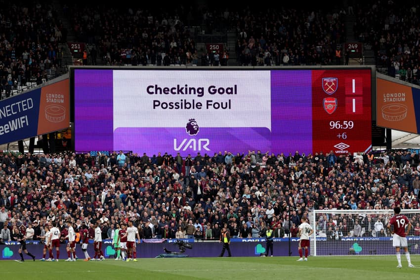 Um telão de LED exibe uma mensagem do VAR durante a partida de futebol da Premier League entre West Ham United e Arsenal (Foto: Adrian Dennis / AFP)