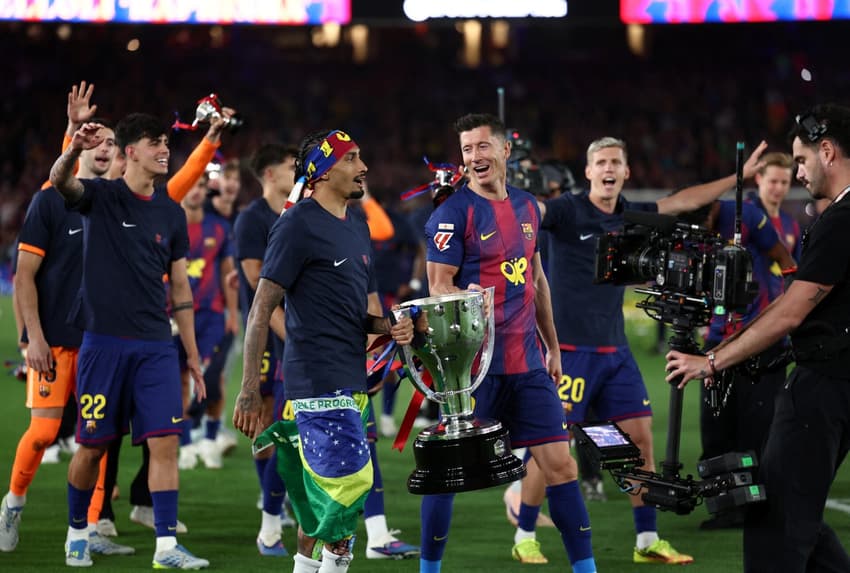 Raphinha foi campeão espanhol com o Barcelona (Foto: Josep LAGO / AFP)