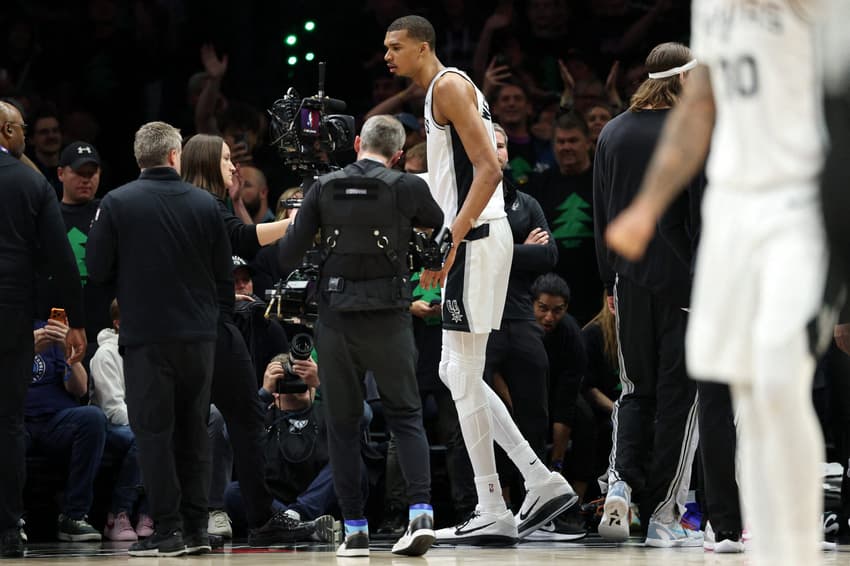 Victor Wembanyama, do San Antonio Spurs, gesticula durante o primeiro quarto da partida contra o Minnesota Timberwolves no jogo quatro da segunda rodada dos playoffs da Conferência Oeste (Foto: David berding/Getty images/Afp)