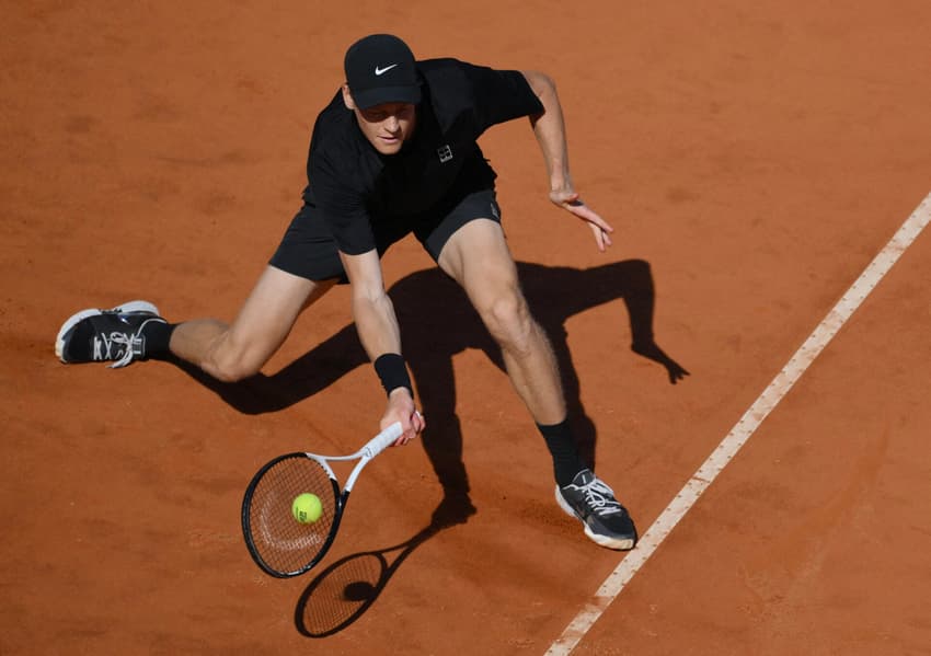 Jannik Sinner em ação na terceira rodada do Aberto de Roma (Foto: TIZIANA FABI / AFP)
