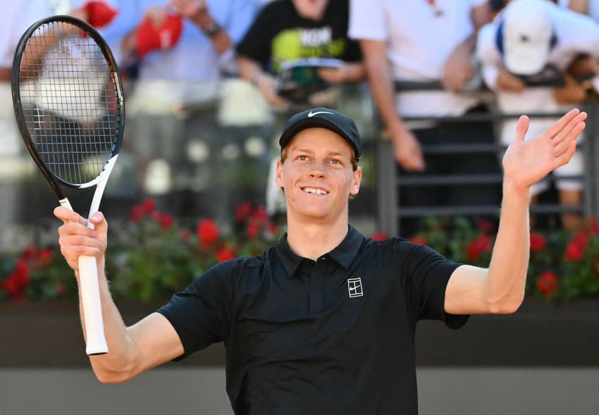 Jannik Sinner comemora vitória na terceira rodada do Aberto de Roma (Foto: ALBERTO PIZZOLI / AFP)