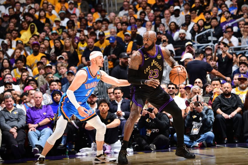 LeBron James, dos Lakers, é marcado por Alex Caruso, do Thunder (Foto: ADAM PANTOZZI / NBAE / GETTY IMAGES)