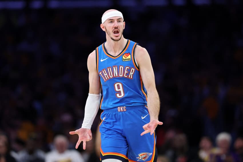 Alex Caruso vibra ao marcar cesta para o Oklahoma City Thunder nos playoffs da NBA 25/26 (Foto: LUKE HALES / GETTY IMAGES)