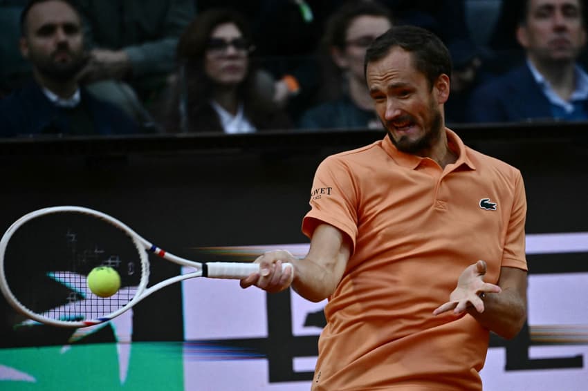 Daniil Medvedev em ação no Aberto de Roma (Foto: FILIPPO MONTEFORTE / AFP)