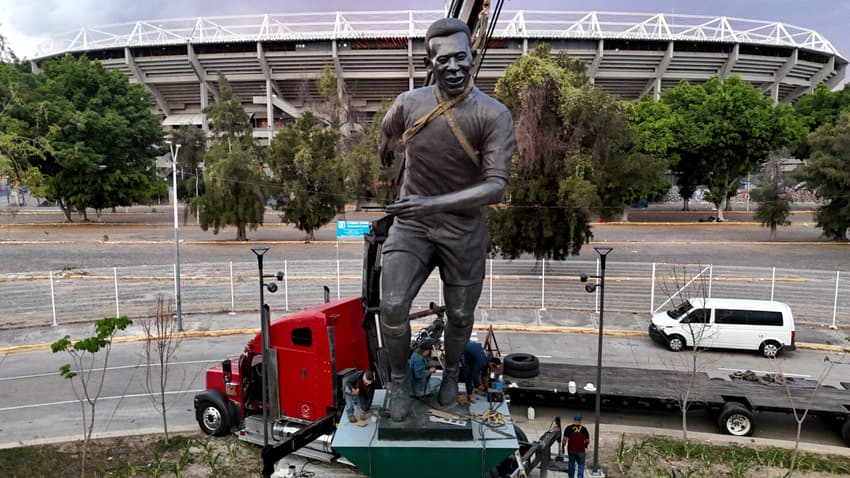 Estátua de Pelé instalada em frente ao Estádio Jalisco, em Guadalajara, no Méxixo (Ulises Ruiz/AFP)