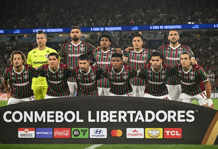 Jogadores do Fluminense posam para uma foto antes da partida da fase de grupos da Copa Libertadores contra o Bolívar. O Tricolor das Laranjeiras venceu por 2 a 1, mas se manteve em situação complicada na competição. (Foto de Mauro PIMENTEL / AFP)<br>➡️<strong><a href="https://www.lance.com.br/fluminense/caos-na-bolivia-muda-palco-de-jogo-crucial-para-o-fluminense-na-libertadores.html">Caos na Bolívia muda palco de jogo crucial para o Fluminense na Libertadores</a></strong>