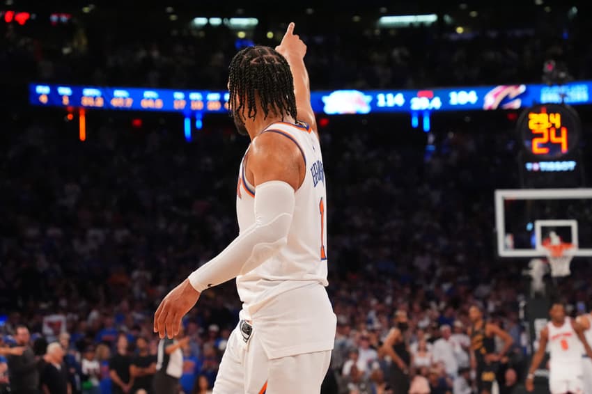 Jalen Brunson, do New York Knicks, comemora durante a partida contra o Cleveland Cavaliers no jogo um das finais da Conferência Leste da NBA (Foto: Brian babineau/Nbae via getty images/Afp)