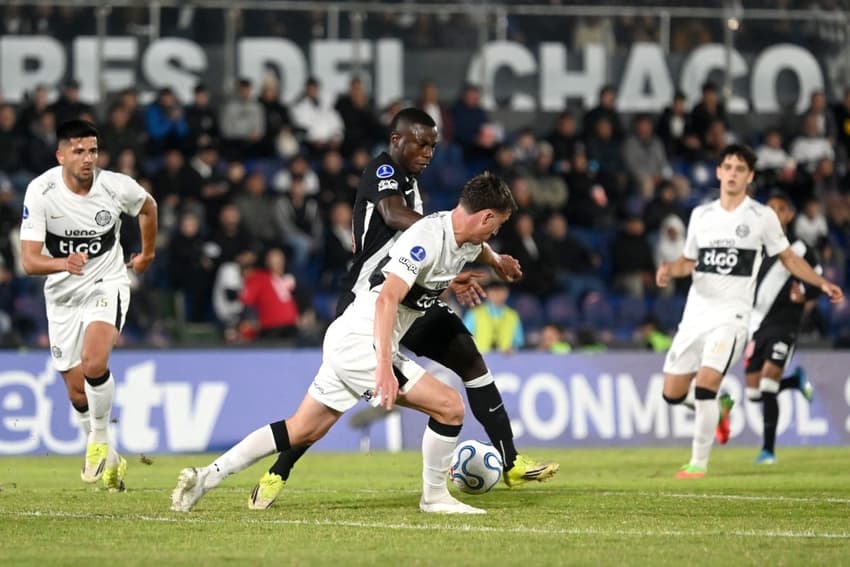 Marino Hinestroza perdeu um gol durante a partida da Copa Sul-Americana. (Foto: JOSE BOGADO / AFP)