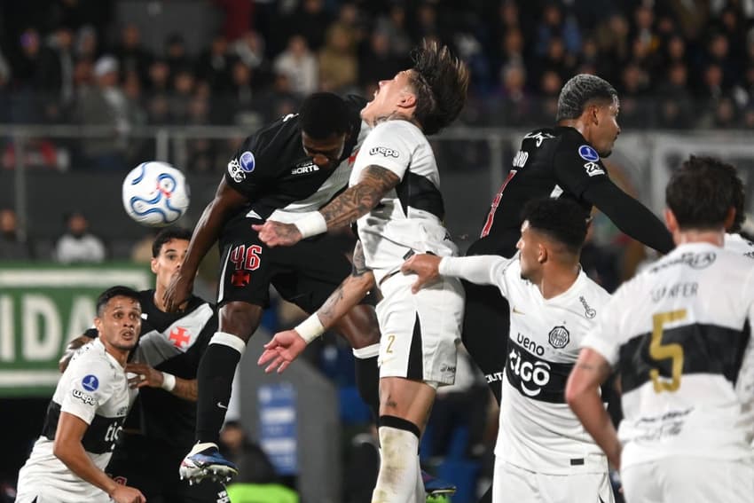 Jogadores do Olimpia e Vasco disputando a bola durante a partida válida pela Sul-Americana (Foto: JOSE BOGADO / AFP)