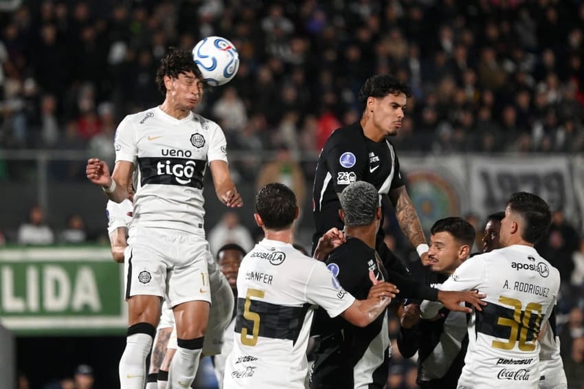 Lucas Freitas é alvo de criticas da torcida do Vasco em derrota. (Foto: JOSE BOGADO / AFP)