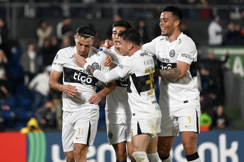Sebástian Ferreira comemora gol marcado contra o Vasco, seu ex-clube (Foto: JOSE BOGADO / AFP)