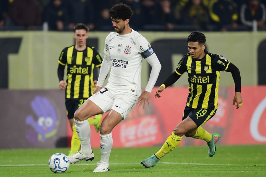 Peñarol está vencendo o Corinthians por 1 a 0 pela Libertadores. (Foto: Dante FERNANDEZ / AFP)