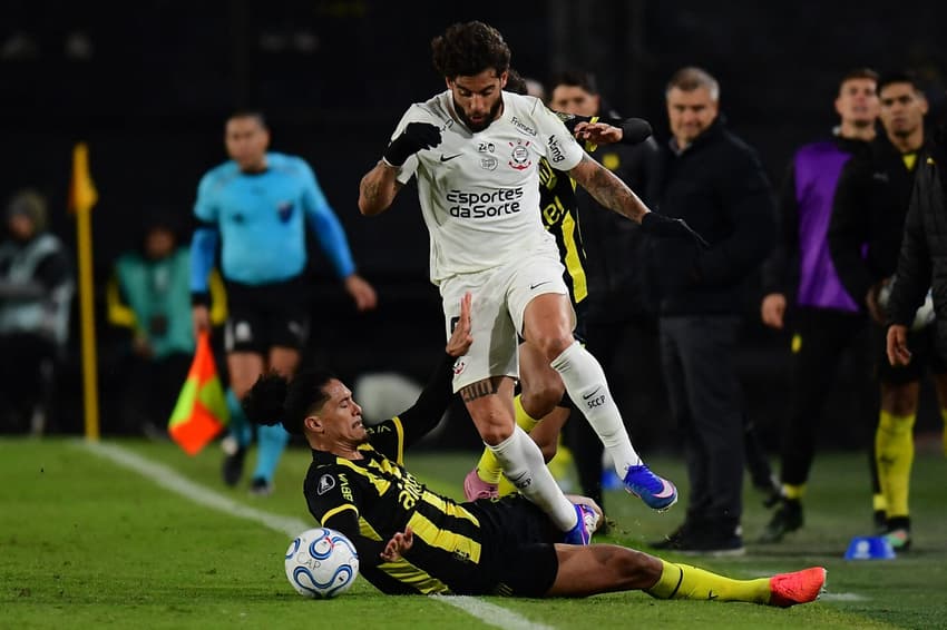 Yuri Alberto entrou na segunda etapa contra o Peñarol (Foto: Dante Fernandez / AFP)