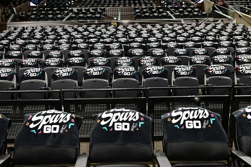 Toalhas cobrem os assentos da arena antes do jogo quatro entre o Oklahoma City Thunder e o San Antonio Spurs, válido pela terceira rodada dos playoffs da NBA (Foto: Adam pantozzi/Nbae via getty images/Afp)