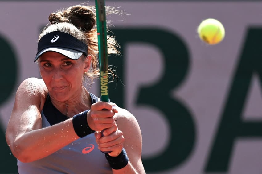 Bia Haddad na estreia em Roland Garros contra a britânica Francesca Jones  (Foto: Anne-Christine POUJOULAT / AFP)