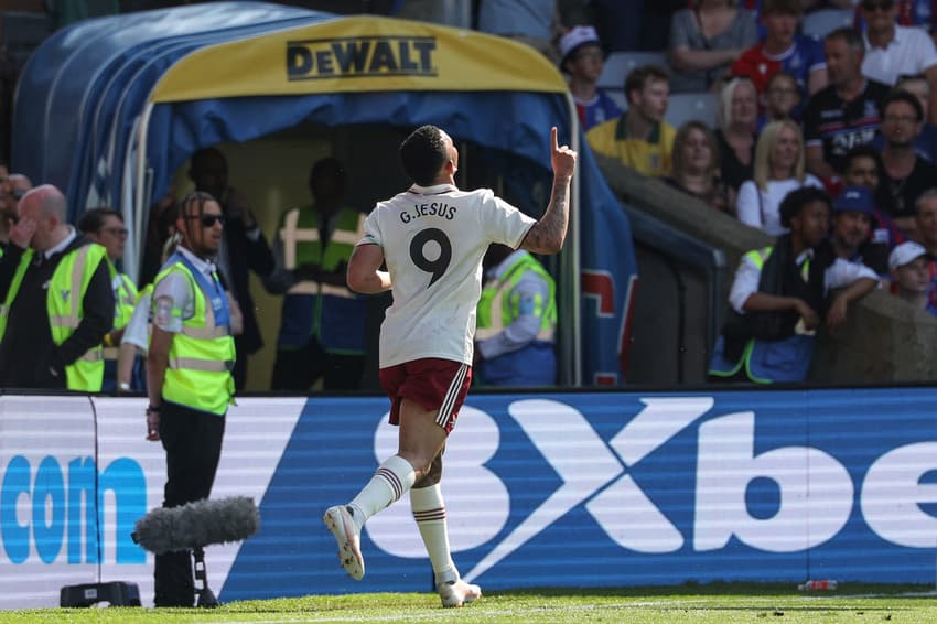 Gabriel Jesus comemorando gol contra o Palace (Foto: Adrian Dennis / AFP)