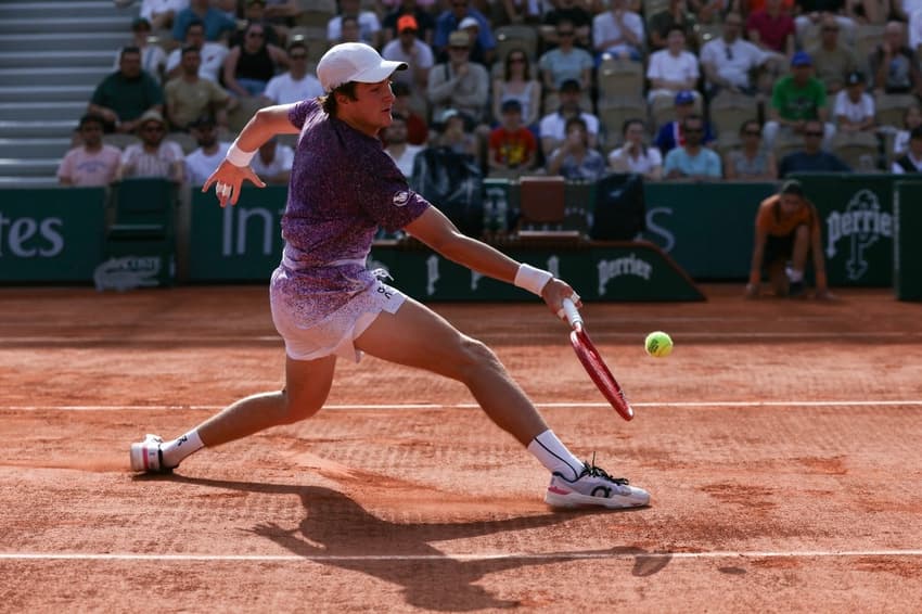 João Fonseca na estreia em Roland Garros contra o francês Luka Pavlovic