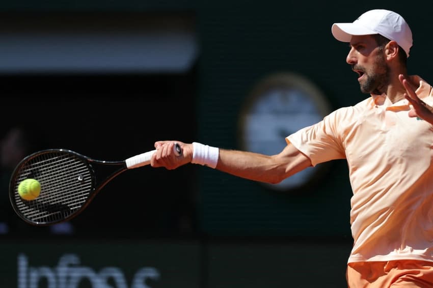 O sérvio Novak Djokovic na vitória na segunda rodada de Roland Garros contra o francês Valentin Royer (Foto: Thomas SAMSON / AFP)