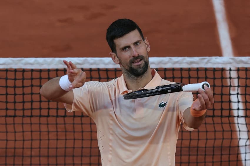 O sérvio Novak Djokovic comemora a vitória sobre o francês Valentin Royer na segunda rodada de Roland Garros (Foto: Thomas SAMSON / AFP)