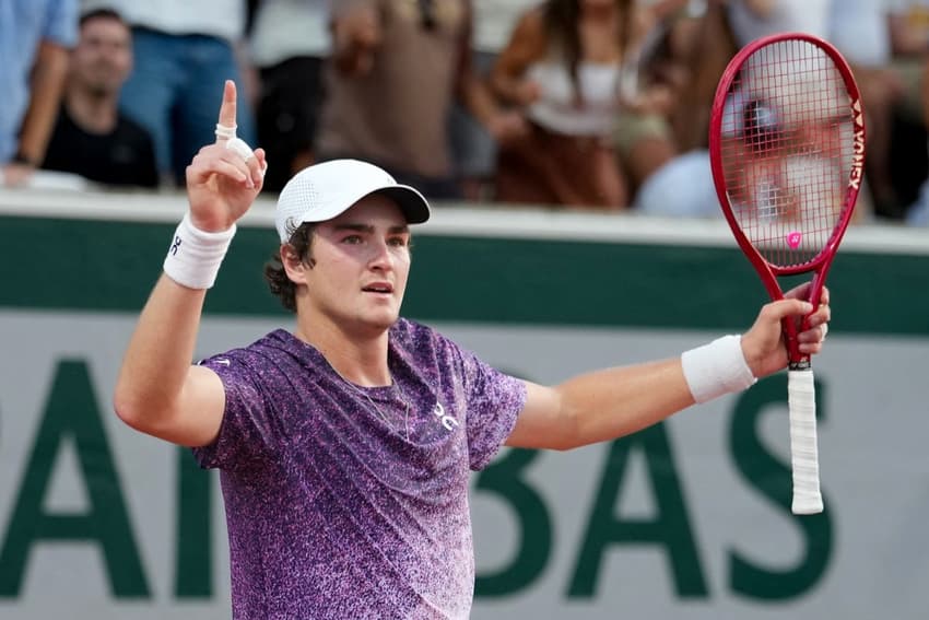 João Fonseca celebra a virada sobre o croata Dino Prizmic em Roland Garros (Foto: Dimitar DILKOFF / AFP)
