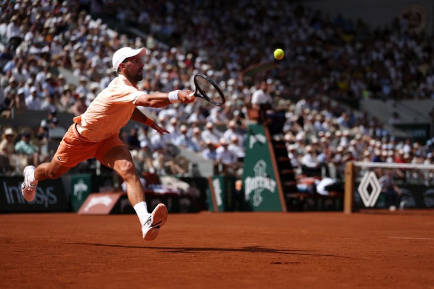 Sérvio Novak Djokovic na partida contra João Fonseca (Foto: Dimitar DILKOFF / AFP)