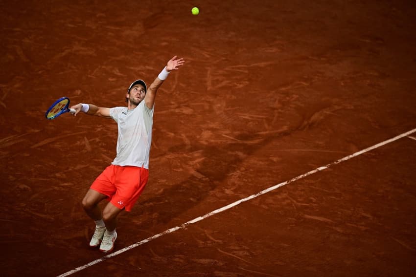 O norueguês Casper Ruud na vitória épica sobre o americano Tommy Paul em Roland Garros (Foto: JULIEN DE ROSA / AFP)