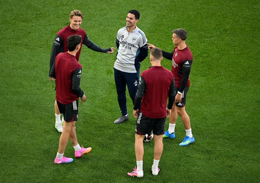 Mikel Arteta conversa com o meio-campista norueguês do Arsenal, Martin Odegaard e outros jogadores durante um treino do primeiro dia na Arena Puskás, em Budapeste, na véspera da final da Champions League entre PSG e Arsena (Foto: Nicolas Tucat / AFP)