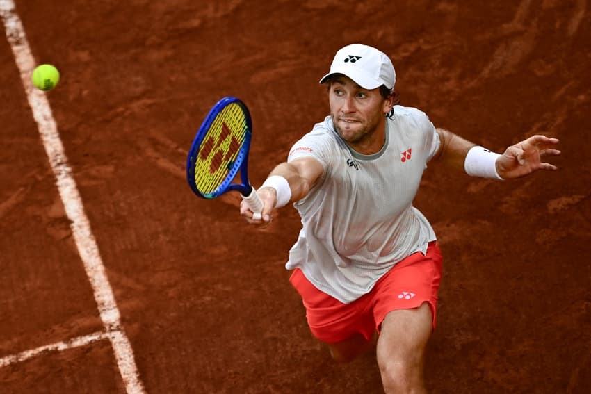 O norueguês Casper Ruud na vitória sobre o americano Tommy Paul em Roland Garros (Foto: JULIEN DE ROSA / AFP)