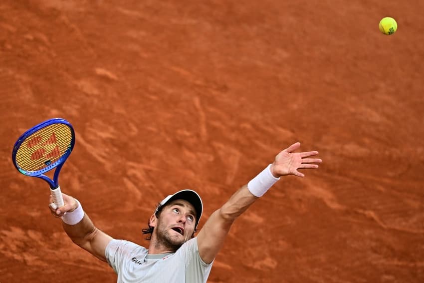O norueguês Casper Ruud na vitória sobre o americano Tommy Paul em Roland Garros (Foto: JULIEN DE ROSA / AFP)