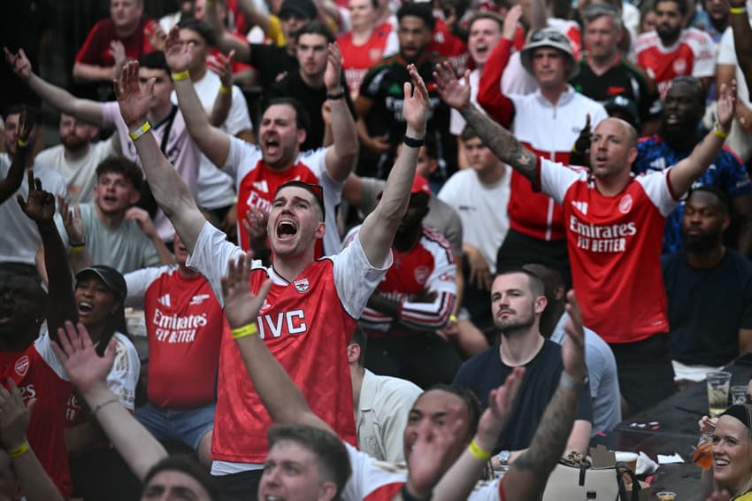 Torcedores do Arsenal reagem enquanto assistem à transmissão ao vivo da final da Champions League entre Arsenal e Paris Saint-Germain, no Boxpark Croydon, em Londres (Foto: Ben Stansall / AFP)