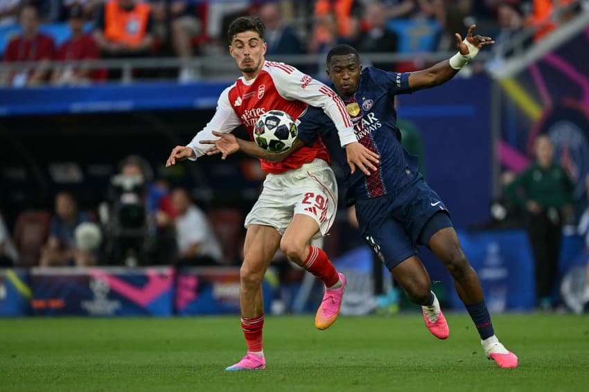 Arsenal e PSG duelam em final histórica da Champions League (Foto: Nicolas Tucat / AFP)