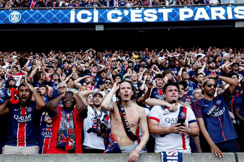 Torcedores do Paris Saint-Germain reagem durante a final da Champions League entre Paris Saint-Germain (PSG) e Arsenal na fan zone do estádio Parc des Princes, em Paris (Foto: Kenzo Tribouillard / AFP)