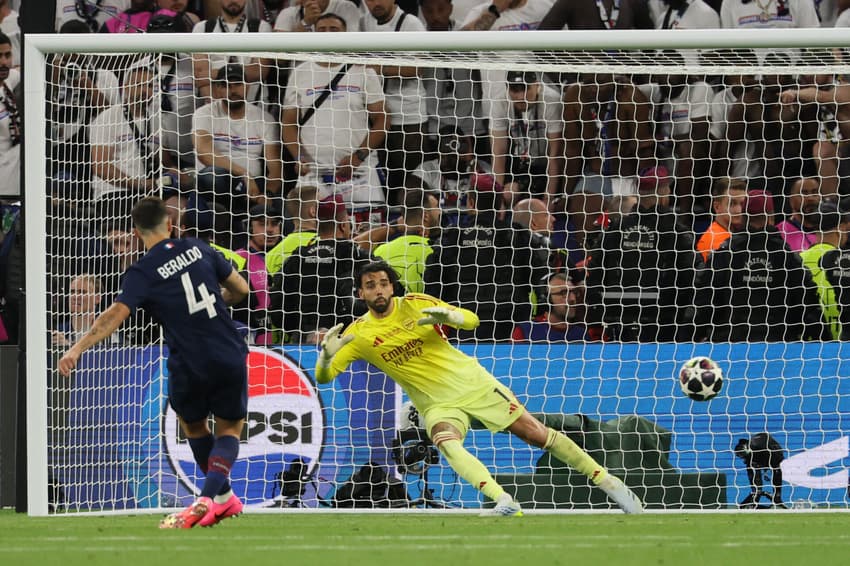 Lucas Beraldo marca de pênalti durante a final da Champions League entre PSG e Arsenal, na Puskás Arena, em Budapeste (Foto: Odd Andersen / AFP)